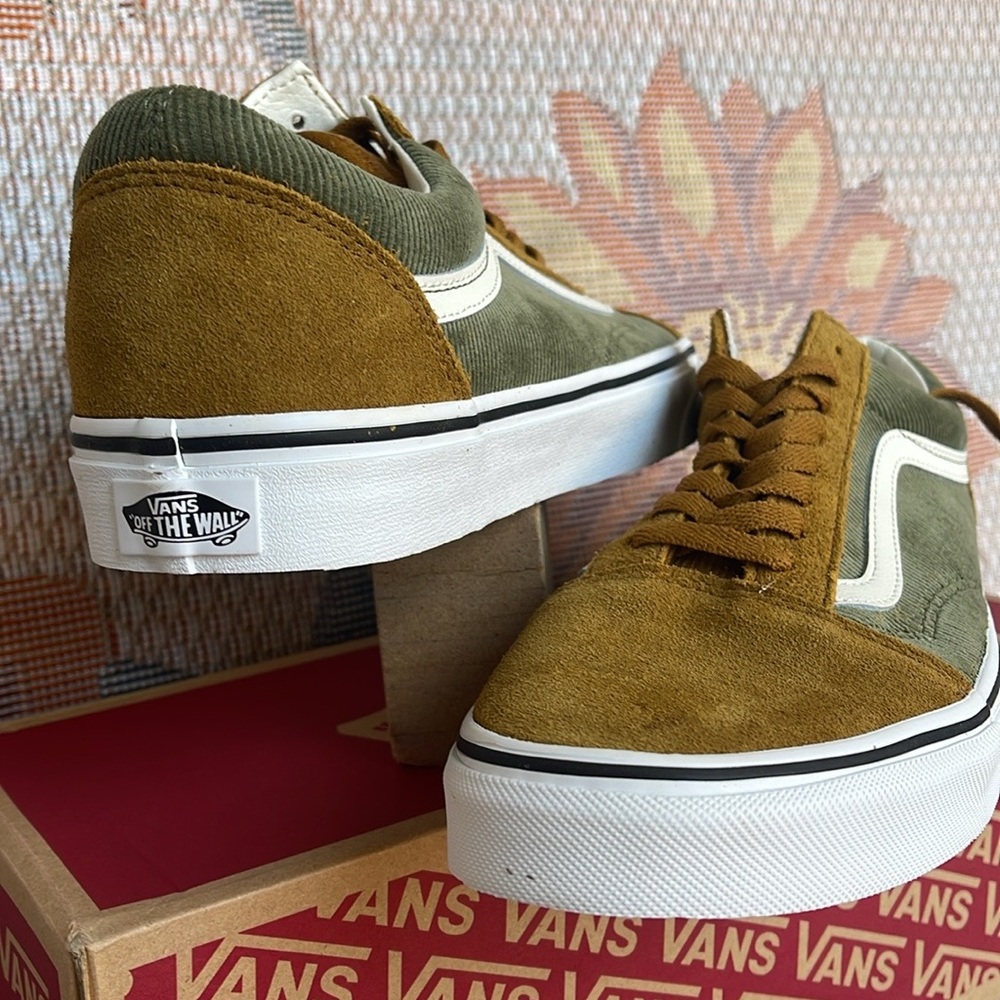 Vans Men’s Old Skool
Mini Cord Green/Brown
VN000ZNIT20A
Sneakers
Corduroy Shoe - Picture 12 of 16